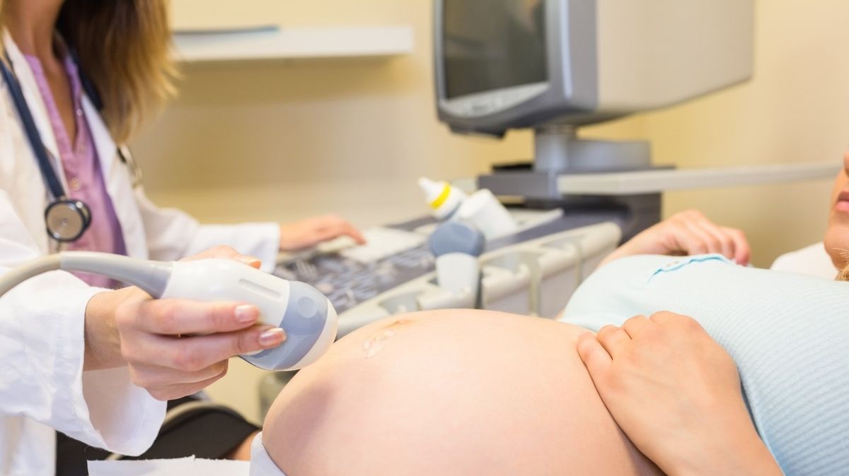 Britské nemocnice hlásí sedminásobný nárůst těhotných pacientek s covidem